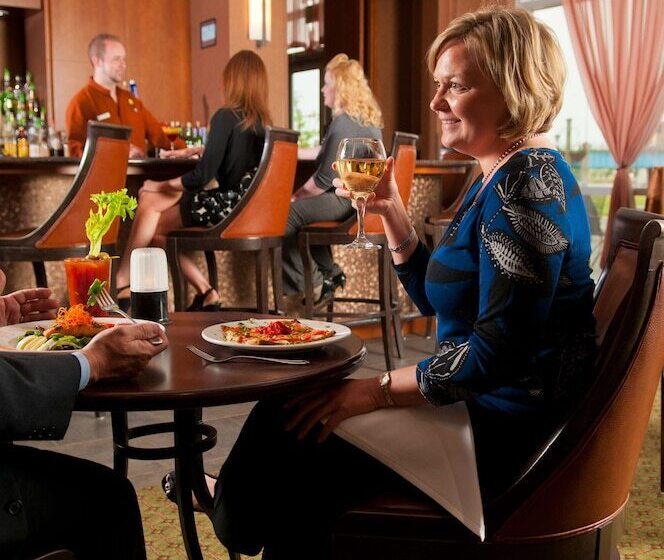 فندق Doubletree By Hilton Bay City Riverfront