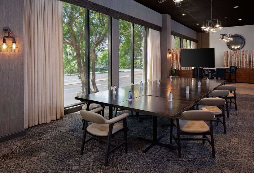 فندق Zessa Orange County Airport, A Doubletree By Hilton