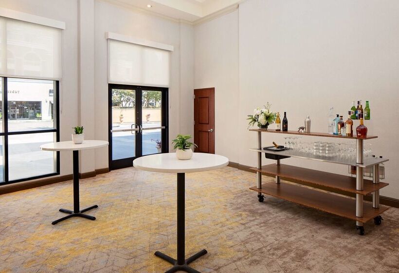 فندق Zessa Orange County Airport, A Doubletree By Hilton