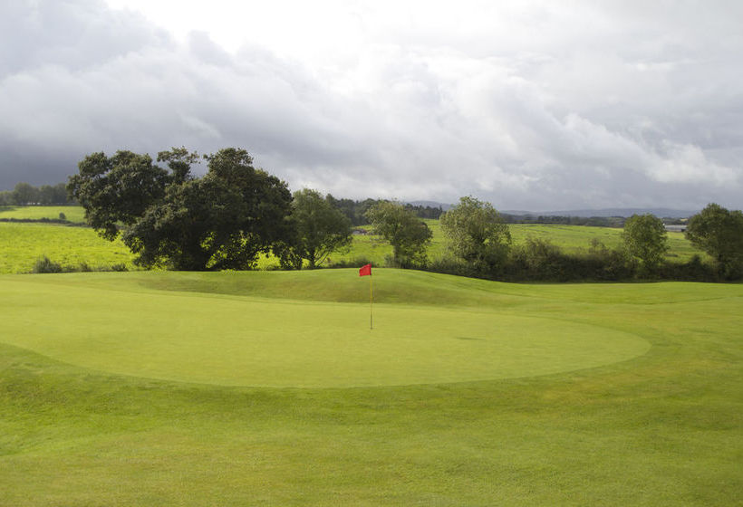 בית מלון כפרי East Clare Golf Village