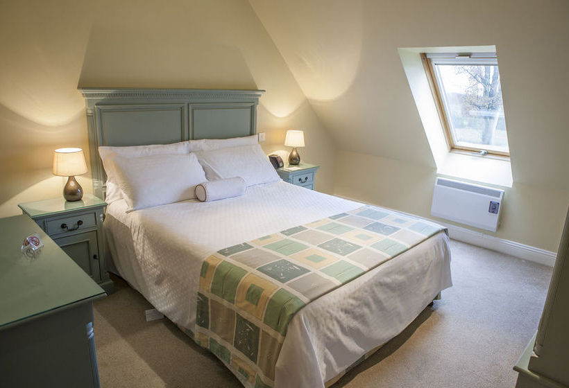 בית מלון כפרי East Clare Golf Village