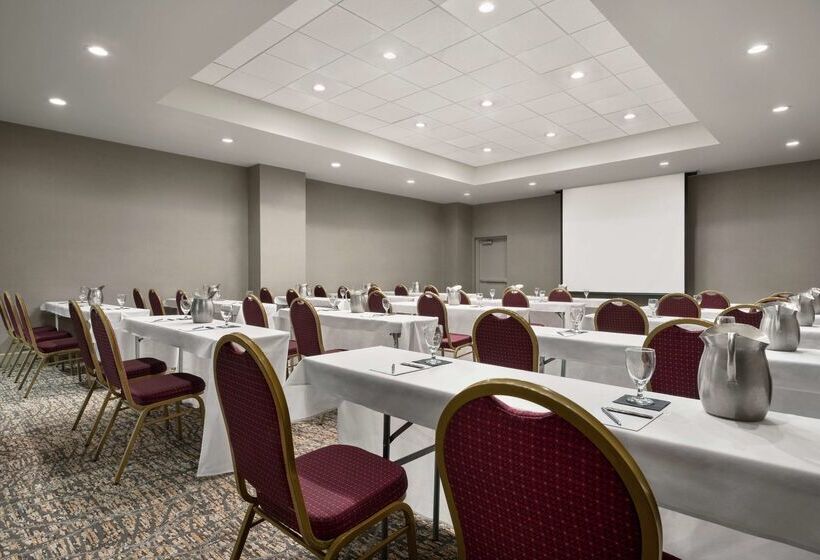 Отель Embassy Suites By Hilton Cleveland Rockside