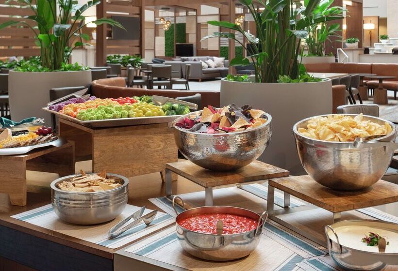 Отель Embassy Suites By Hilton Cleveland Rockside