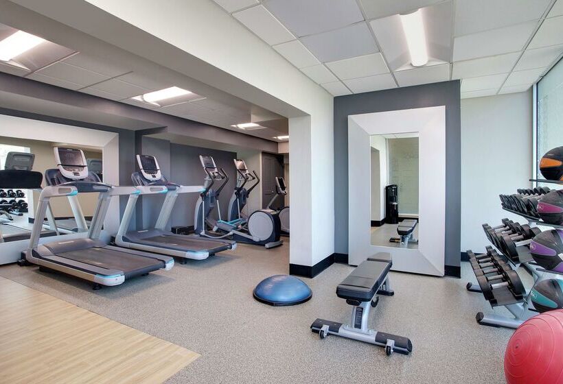 בית מלון כפרי Embassy Suites By Hilton Tampa Downtown Convention Center