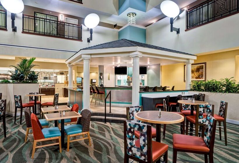 فندق Embassy Suites By Hilton Fort Myers Estero