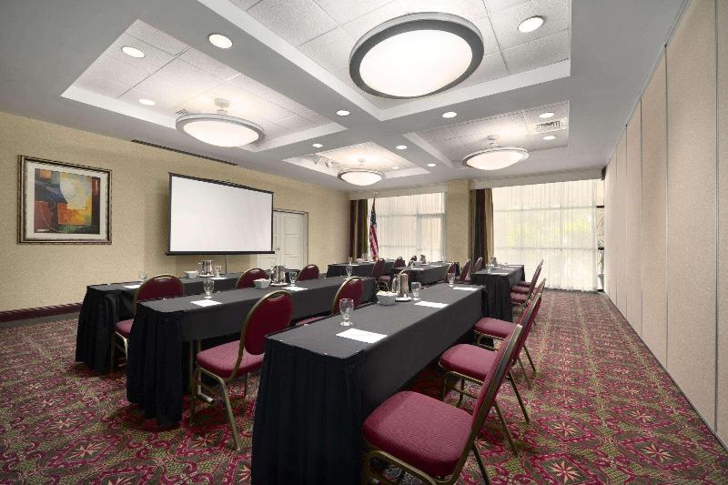 فندق Embassy Suites By Hilton Fort Myers Estero