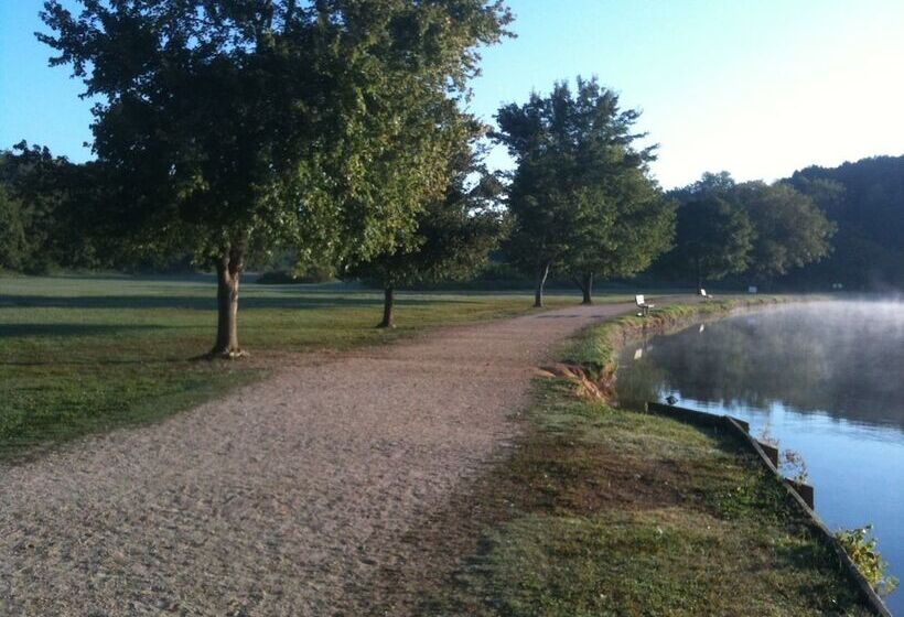 בית מלון כפרי Hilton Garden Inn Charlotte Pineville