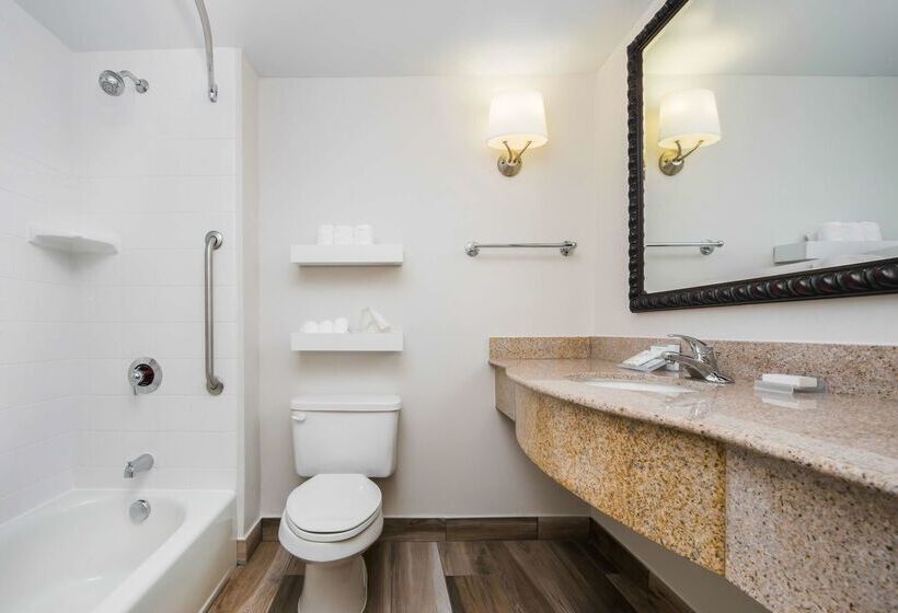 هتل Hilton Garden Inn Charlottesville