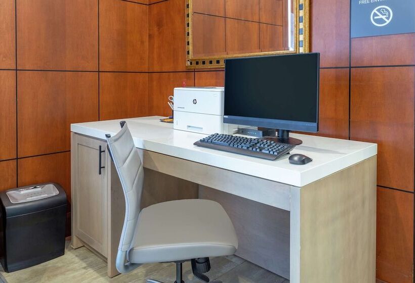 فندق Hilton Garden Inn Chicago North Shore / Evanston