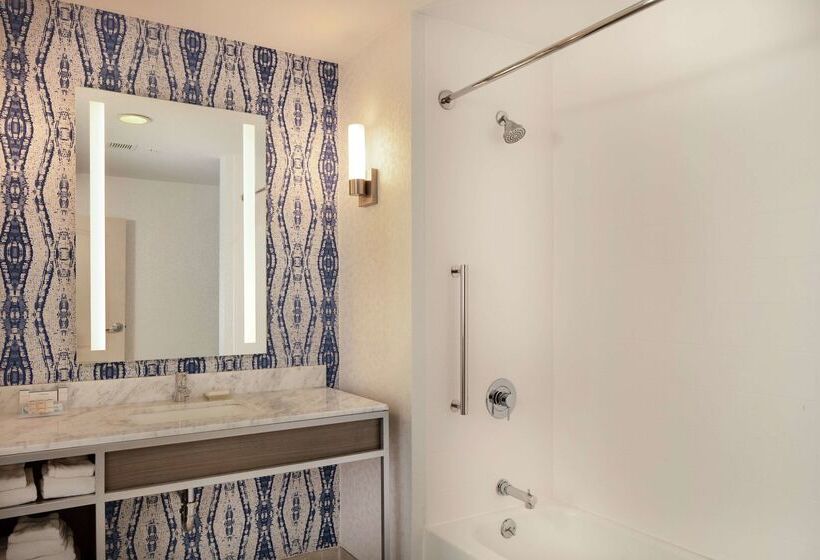 בית מלון כפרי Hilton Garden Inn Freeport Downtown