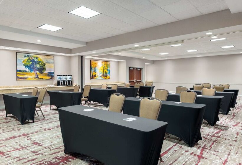 Отель Hilton Garden Inn Montgomery East