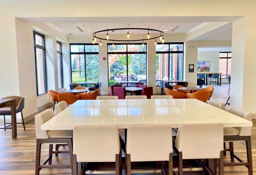 בית מלון כפרי Hilton Garden Inn Oconomowoc