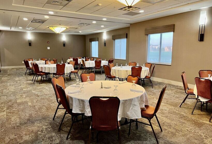 בית מלון כפרי Hilton Garden Inn Oconomowoc