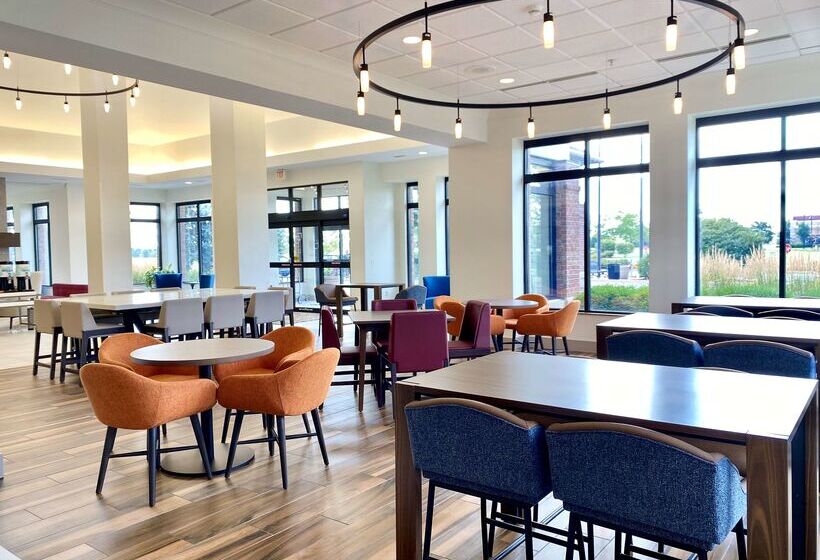 בית מלון כפרי Hilton Garden Inn Oconomowoc