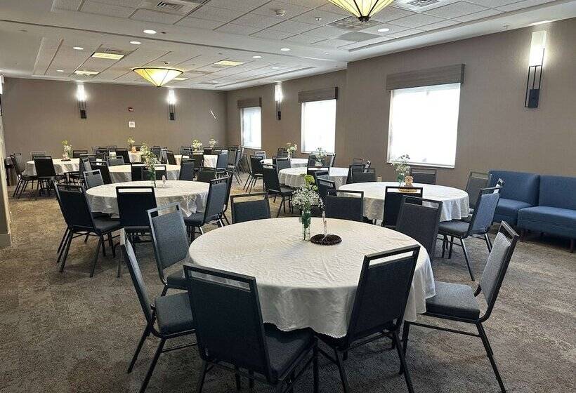 בית מלון כפרי Hilton Garden Inn Oconomowoc