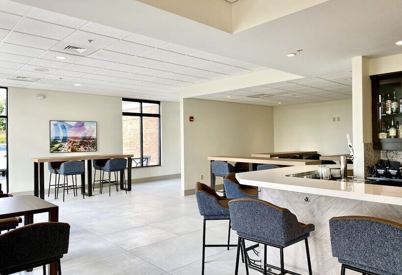 בית מלון כפרי Hilton Garden Inn Oconomowoc