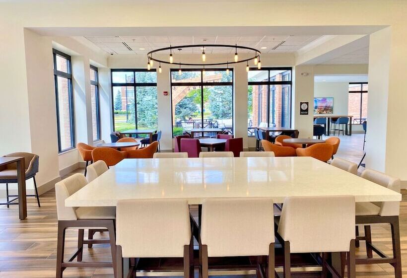 בית מלון כפרי Hilton Garden Inn Oconomowoc