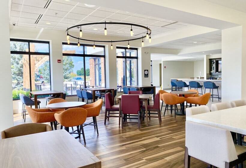 בית מלון כפרי Hilton Garden Inn Oconomowoc