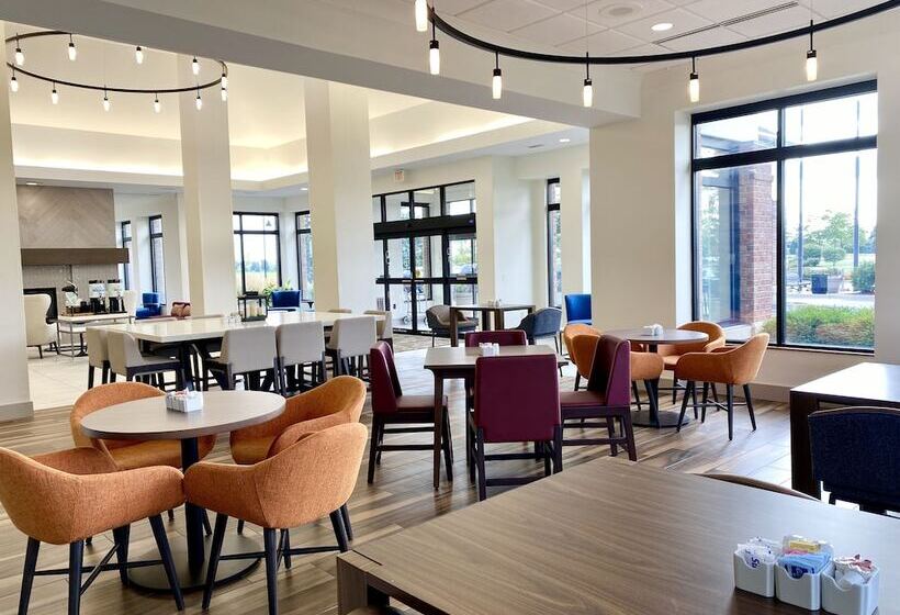 בית מלון כפרי Hilton Garden Inn Oconomowoc