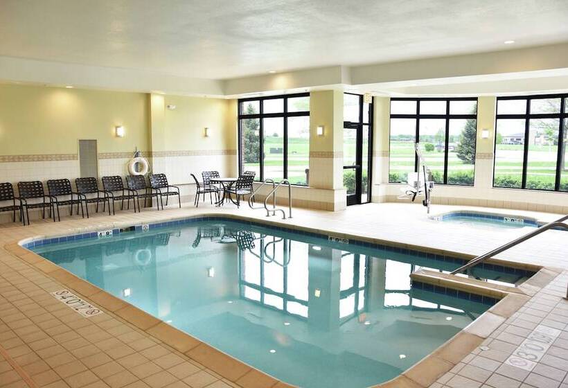 בית מלון כפרי Hilton Garden Inn Oconomowoc