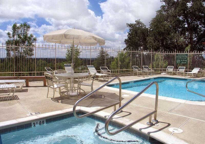 فندق Hilton Garden Inn Redding