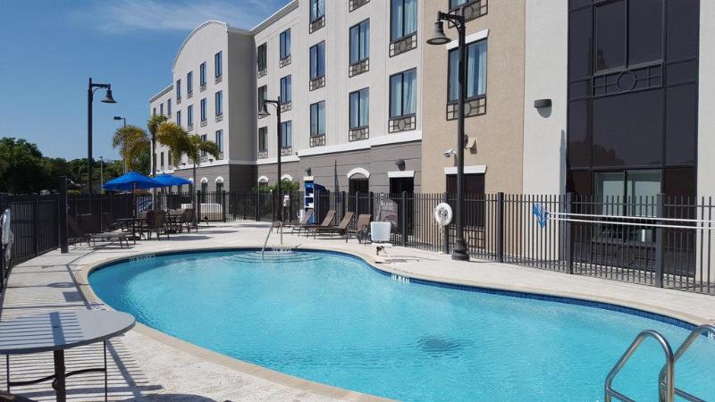 Holiday Inn Express Hotel & Suites Tampa Usf Busch Gardens, An Ihg