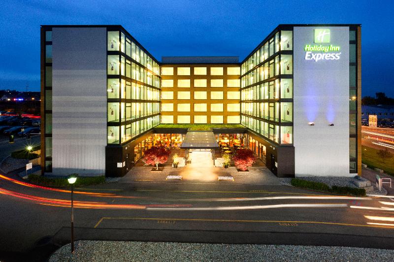 בית מלון כפרי Holiday Inn Express Zürich Airport, An Ihg