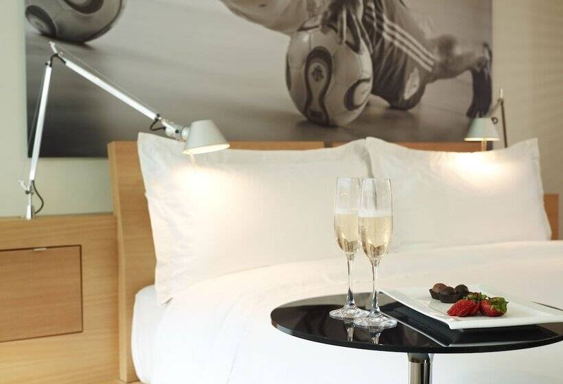 Le Germain Hotel Maple Leaf Square