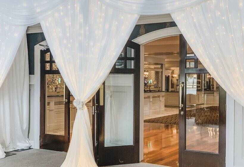 Отель Mulroy Woods