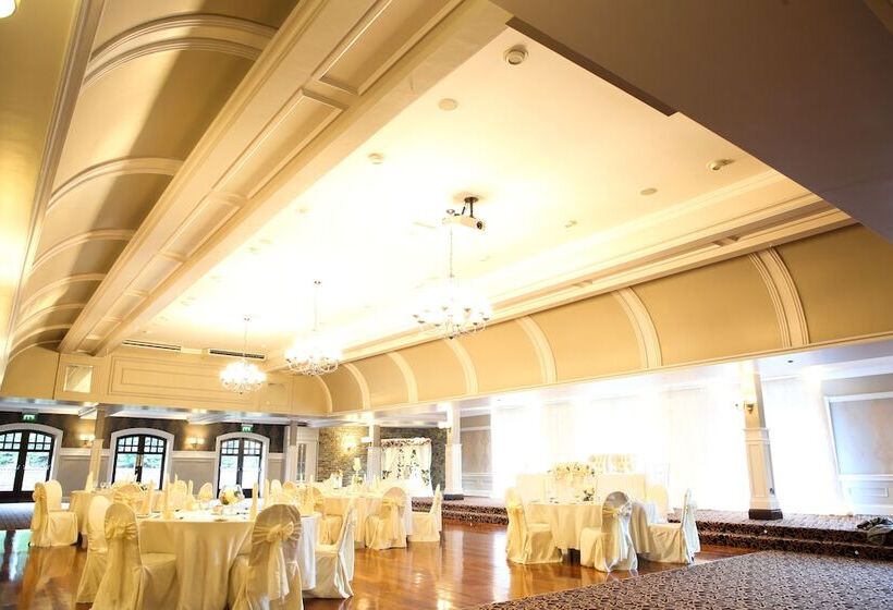 Отель Mulroy Woods