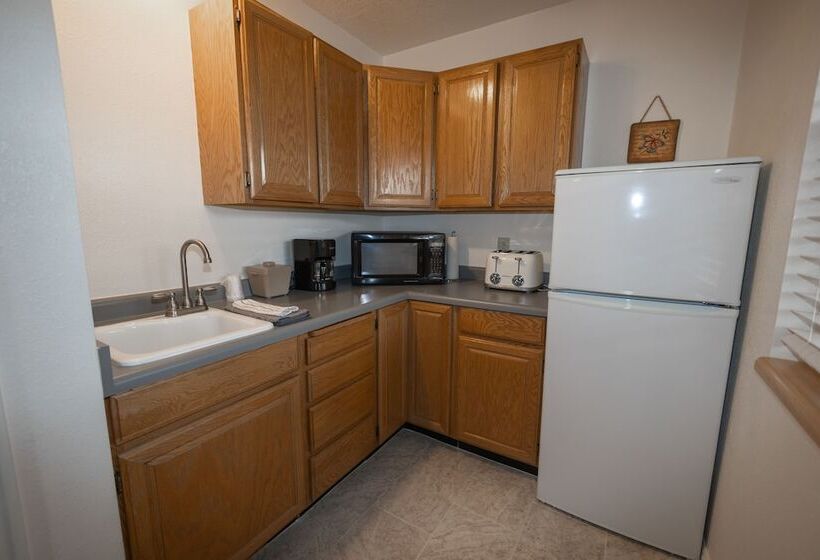 Austin S Chuckwagon Motel