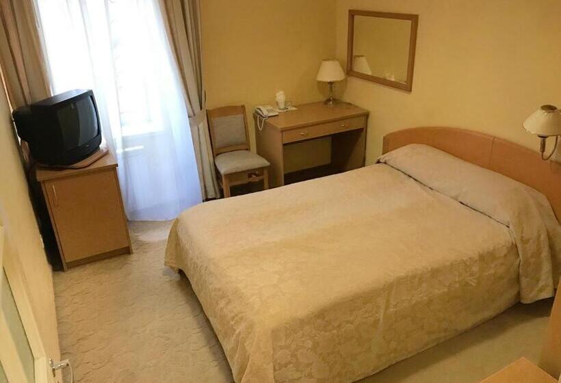 Hotel готель ягодин