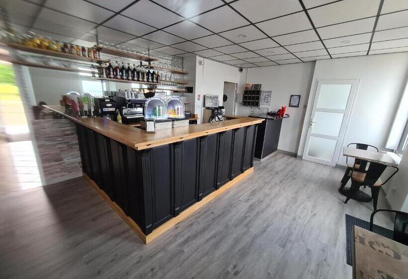 Отель Berry Hôtel La Châtre