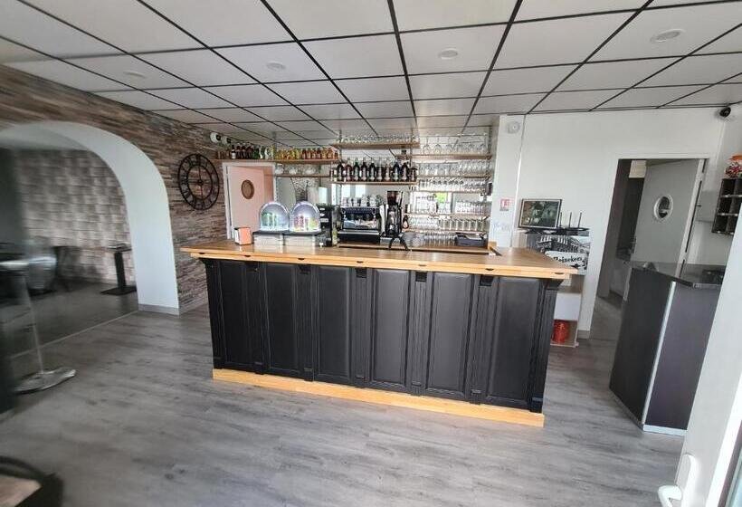 Отель Berry Hôtel La Châtre