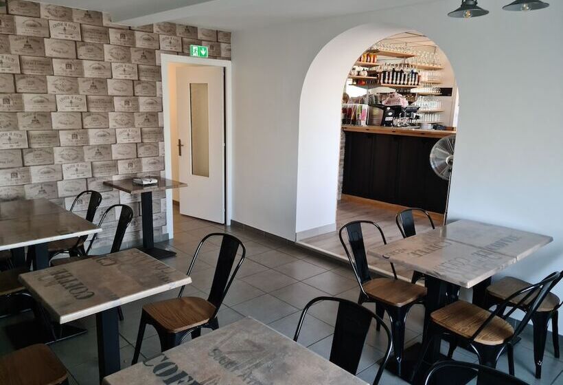 Отель Berry Hôtel La Châtre