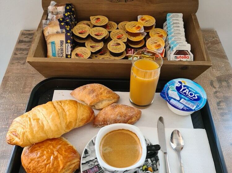 Отель Berry Hôtel La Châtre