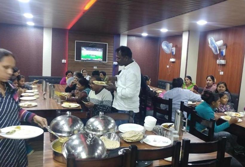 ホテル Pandey Residency