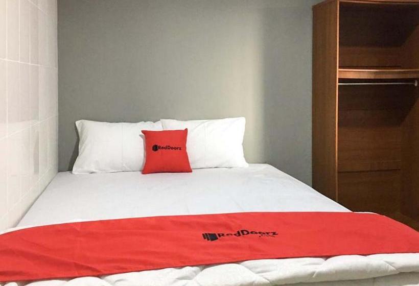 호텔 Reddoorz @ Citraland Surabaya