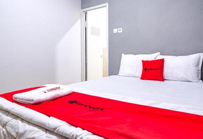 호텔 Reddoorz @ Citraland Surabaya