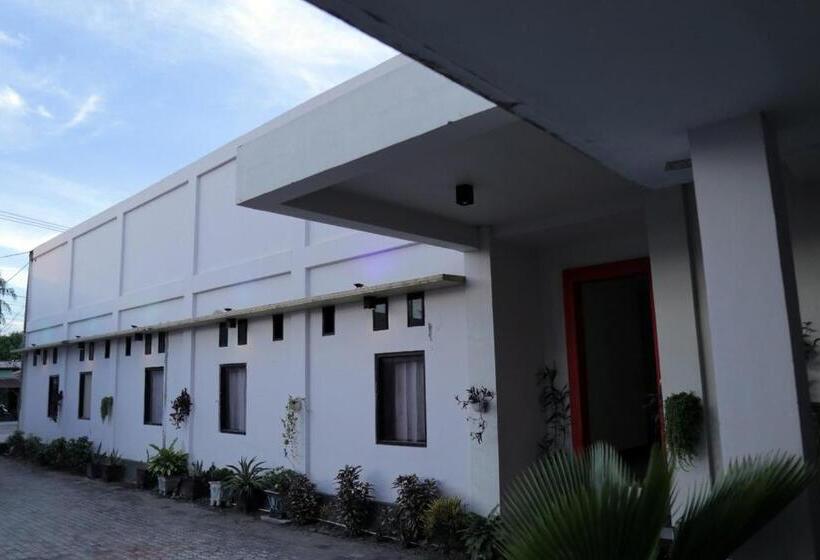 בית מלון כפרי Reddoorz @ Pasangkayu Mamuju Utara