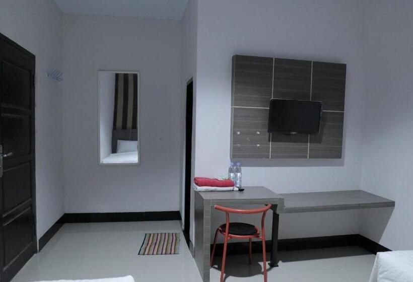 בית מלון כפרי Reddoorz @ Pasangkayu Mamuju Utara