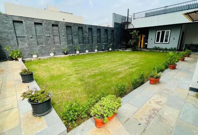 호텔 Suvin Residency With Rooftop Swimming Pool