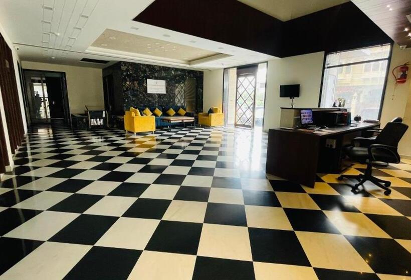 호텔 Suvin Residency With Rooftop Swimming Pool