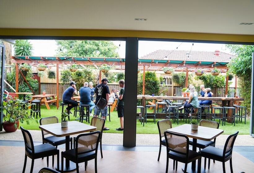 酒店 The Young Street