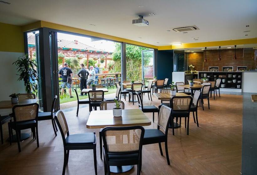 酒店 The Young Street