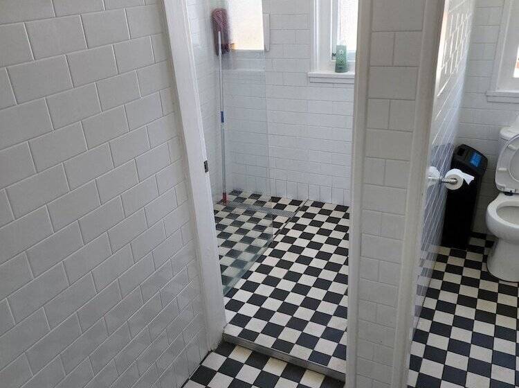 酒店 The Young Street