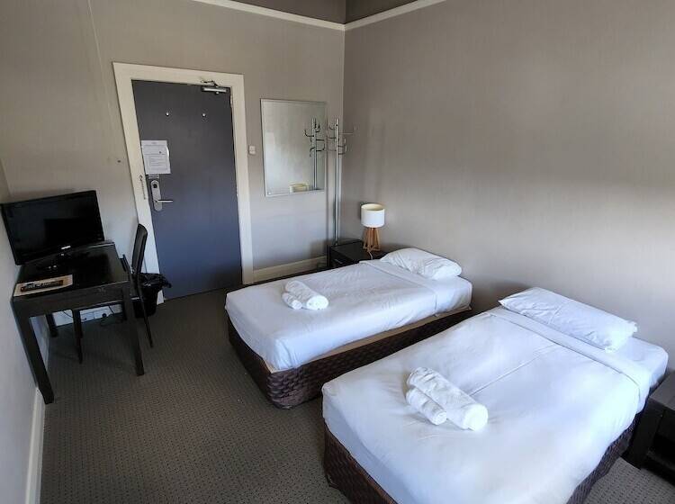 酒店 The Young Street