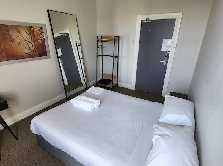 酒店 The Young Street