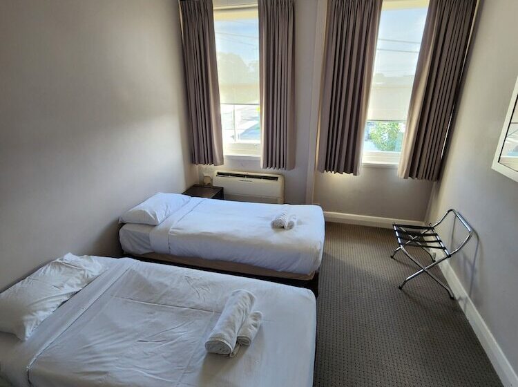 酒店 The Young Street