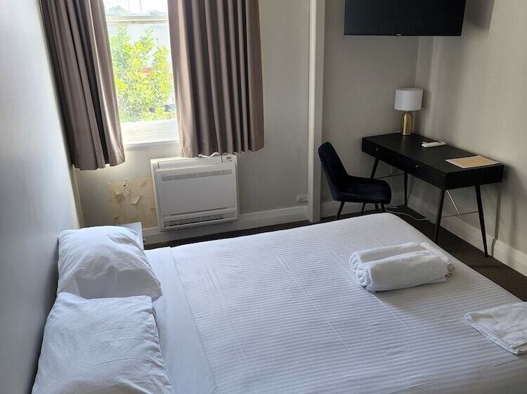 酒店 The Young Street